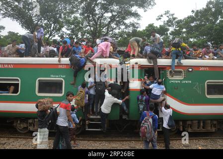 (180821) -- DHAKA, 21. Aug. 2018 () -- Homebound Travellers Crowd a Train Station in Dhaka, Bangladesch, am 20. Aug. 2018, während des Eid al-Adha Festivals. () (djj) BANGLADESCH-DHAKA-EID AL-ADHA-HOLIDAYMAKERS Xinhua PUBLICATIONxNOTxINxCHN Stockfoto