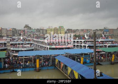 (180821) -- DHAKA, 21. Aug. 2018 () -- Fähren voller Heimkehrer werden am Sadarghat Launch Terminal in Dhaka, Bangladesch, am 21. Aug. 2018 während des Eid al-Adha Festivals gesehen. () (djj) BANGLADESCH-DHAKA-EID AL-ADHA-HOLIDAYMAKERS Xinhua PUBLICATIONxNOTxINxCHN Stockfoto