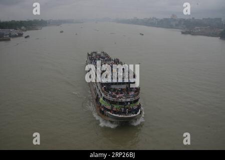 (180821) -- DHAKA, 21. Aug. 2018 () -- Eine Fähre, die voll mit Heimkehrern ist, verlässt das Sadarghat Launch Terminal in Dhaka, Bangladesch, am 21. Aug. 2018, während des Eid al-Adha Festivals. () (djj) BANGLADESCH-DHAKA-EID AL-ADHA-HOLIDAYMAKERS Xinhua PUBLICATIONxNOTxINxCHN Stockfoto