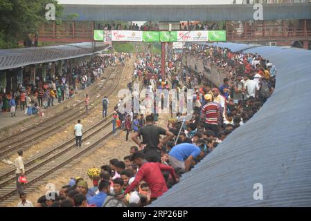 (180821) -- DHAKA, 21. Aug. 2018 () -- Homebound-Reisende steigen am 20. Aug. 2018 während des Eid al-Adha-Festivals in einen Zug in Dhaka, Bangladesch. () (djj) BANGLADESCH-DHAKA-EID AL-ADHA-HOLIDAYMAKERS Xinhua PUBLICATIONxNOTxINxCHN Stockfoto