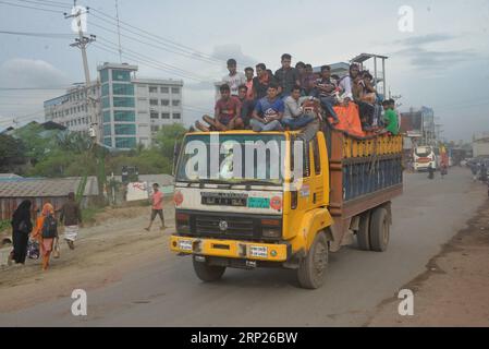 (180821) -- DHAKA, 21. August 2018 () -- Homebound Travelers reisen am 20. August 2018 auf einem LKW in Dhaka, Bangladesch, während des Eid al-Adha Festivals. () (djj) BANGLADESCH-DHAKA-EID AL-ADHA-HOLIDAYMAKERS Xinhua PUBLICATIONxNOTxINxCHN Stockfoto