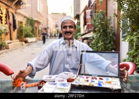 (180823) -- PEKING, 23. August 2018 -- Ein Kaufmann aus Pakistan präsentiert seinen Schmuck in Kashgar, Nordwestchinas Autonome Region Xinjiang Uygur, 10. Juli 2018. ) Xinhua-Schlagzeilen: Xinjiangs Herzen öffnen sich der Silk Road ZhaoxGe PUBLICATIONxNOTxINxCHN Stockfoto