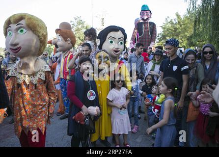 (180823) -- TEHERAN, 23. August 2018 -- Kinder fotografieren mit Marionetten während der Eröffnungszeremonie des 17. Teheraner Internationalen Puppentheaterfestivals in Teheran, der Hauptstadt des Iran, am 22. August 2018. Das sechstägige Festival wurde hier am Mittwoch eröffnet. (dtf) IRAN-TEHERAN-PUPPENTHEATER-FESTIVAL-ERÖFFNUNG AhmadxHalabisaz PUBLICATIONxNOTxINxCHN Stockfoto