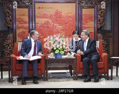 (180823) -- PEKING, 23. August 2018 -- der chinesische Vize-Premier Hu Chunhua (1. R) trifft sich mit dem britischen Außenhandelssekretär Liam Fox in Peking, der Hauptstadt Chinas, am 23. August 2018. ) (Hxy) CHINA-BEIJING-HU CHUNHUA-BRITAIN-MEETING (CN) ZhangxLing PUBLICATIONxNOTxINxCHN Stockfoto