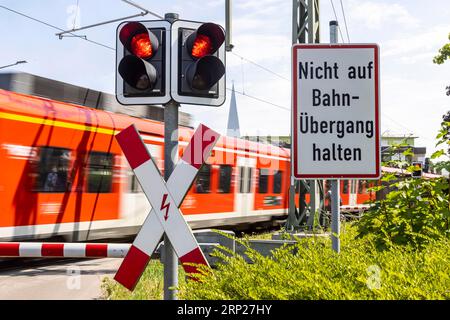 Bahnübergang in Friedrichshafen am Bodensee, Schild: Nicht am Bahnübergang halten, Baden-Württemberg, Deutschland Stockfoto