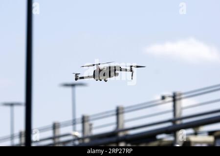 (180823) -- NEW YORK, 23. August 2018 -- Foto aufgenommen am 23. August 2018 zeigt die neu veröffentlichte DJI Mavic 2 Pro Drohne während der Startzeremonie in New York, USA. Der chinesische Drohnenhersteller DJI hat am Donnerstag in New York seine neue Mavic Drohnen-Reihe, den Mavic 2 Pro und den Mavic 2 Zoom, vorgestellt. Mavic 2 Pro verfügt über eine integrierte Hasselblad-Kamera, und Mavic 2 Zoom ist eine klappbare Drohne mit optischem Zoom. ) U.S.-NEW YORK-DJI-DRONE-RELEASE LIXMUZI PUBLICATIONXNOTXINXCHN Stockfoto