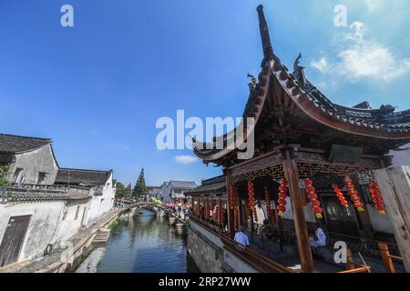 (180823) -- HUZHOU, 23. August 2018 -- Foto aufgenommen am 23. August 2018 zeigt den Blick auf das Dorf Yigao, dekoriert mit Laternen und Festoons in der Stadt Huzhou, ostchinesische Provinz Zhejiang. Am Donnerstag fand hier ein Volksbräuche- und Kulturfest statt. Traditionelle Kunstformen wie Löwentanz, Papierschneiden, Stickereien usw. wurden während des Festivals gezeigt. ) (wyl) CHINA-ZHEJIANG-HUZHOU-FOLK CUSTOM-FESTIVAL (CN) XuxYu PUBLICATIONxNOTxINxCHN Stockfoto