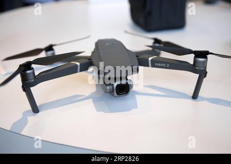 (180823) -- NEW YORK, 23. August 2018 -- Foto aufgenommen am 23. August 2018 zeigt die neu veröffentlichte DJI Mavic 2 Pro Drohne während der Startzeremonie in New York, USA. Der chinesische Drohnenhersteller DJI hat am Donnerstag in New York seine neue Mavic Drohnen-Reihe, den Mavic 2 Pro und den Mavic 2 Zoom, vorgestellt. Mavic 2 Pro verfügt über eine integrierte Hasselblad-Kamera, und Mavic 2 Zoom ist eine klappbare Drohne mit optischem Zoom. ) U.S.-NEW YORK-DJI-DRONE-RELEASE LIXMUZI PUBLICATIONXNOTXINXCHN Stockfoto