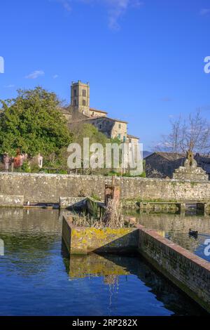 La Peschiera und Kirche Sant Agostino, Santa Fiora, Provinz Grosseto, Italien Stockfoto