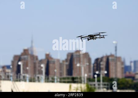 (180823) -- NEW YORK, 23. August 2018 -- Foto aufgenommen am 23. August 2018 zeigt die neu veröffentlichte DJI Mavic 2 Zoom Drohne während der Startzeremonie in New York, USA. Der chinesische Drohnenhersteller DJI hat am Donnerstag in New York seine neue Mavic Drohnen-Reihe, den Mavic 2 Pro und den Mavic 2 Zoom, vorgestellt. Mavic 2 Pro verfügt über eine integrierte Hasselblad-Kamera, und Mavic 2 Zoom ist eine klappbare Drohne mit optischem Zoom. ) U.S.-NEW YORK-DJI-DRONE-RELEASE LIXMUZI PUBLICATIONXNOTXINXCHN Stockfoto