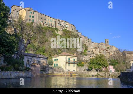 La Peschiera und Blick auf die Altstadt, Santa Fiora, Provinz Grosseto, Italien Stockfoto