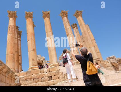 Jerash Jordan Touristen an den antiken römischen Ruinen des Artemis-Tempels, die im August 2023 gesehen wurden Stockfoto