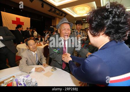 (180824) -- MOUNT KUMGANG, 24. August 2018 () -- Mitglieder getrennter Familien vereinigen sich am 24. August 2018 im Mount Kumgang im Südosten der Demokratischen Volksrepublik Korea. Familien Südkoreas und der Demokratischen Volksrepublik Korea (DVRK), die durch den Koreakrieg von 1950-53 getrennt wurden, trafen sich hier am Freitag zur zweiten Sitzung dreitägiger WIEDERVERSAMMLUNGEN.() (dtf) DPRK-MOUNT KUMGANG-WAR SEPARATED FAMILIES-REUNIONS-SECOND SESSION Xinhua PUBLICATIONxNOTxINxCHN Stockfoto