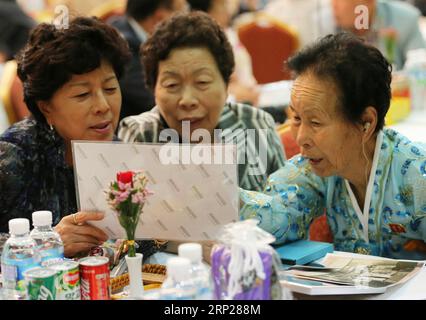 (180824) -- MOUNT KUMGANG, 24. August 2018 () -- Mitglieder getrennter Familien vereinigen sich am 24. August 2018 im Mount Kumgang im Südosten der Demokratischen Volksrepublik Korea. Familien Südkoreas und der Demokratischen Volksrepublik Korea (DVRK), die durch den Koreakrieg von 1950-53 getrennt wurden, trafen sich hier am Freitag zur zweiten Sitzung dreitägiger WIEDERVERSAMMLUNGEN.() (dtf) DPRK-MOUNT KUMGANG-WAR SEPARATED FAMILIES-REUNIONS-SECOND SESSION Xinhua PUBLICATIONxNOTxINxCHN Stockfoto