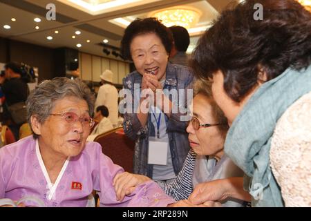 (180824) -- MOUNT KUMGANG, 24. August 2018 () -- Mitglieder getrennter Familien vereinigen sich am 24. August 2018 im Mount Kumgang im Südosten der Demokratischen Volksrepublik Korea. Familien Südkoreas und der Demokratischen Volksrepublik Korea (DVRK), die durch den Koreakrieg von 1950-53 getrennt wurden, trafen sich hier am Freitag zur zweiten Sitzung dreitägiger WIEDERVERSAMMLUNGEN.() (dtf) DPRK-MOUNT KUMGANG-WAR SEPARATED FAMILIES-REUNIONS-SECOND SESSION Xinhua PUBLICATIONxNOTxINxCHN Stockfoto