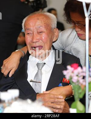 News Bilder des Tages (180824) -- MOUNT KUMGANG, 24. Aug. 2018 () -- am 24. Aug. 2018 vereinigen sich Mitglieder separierter Familien im Mount Kumgang im Südosten der Demokratischen Volksrepublik Korea. Familien Südkoreas und der Demokratischen Volksrepublik Korea (DVRK), die durch den Koreakrieg von 1950-53 getrennt wurden, trafen sich hier am Freitag zur zweiten Sitzung dreitägiger WIEDERVERSAMMLUNGEN.() (dtf) DPRK-MOUNT KUMGANG-WAR SEPARATED FAMILIES-REUNIONS-SECOND SESSION Xinhua PUBLICATIONxNOTxINxCHN Stockfoto