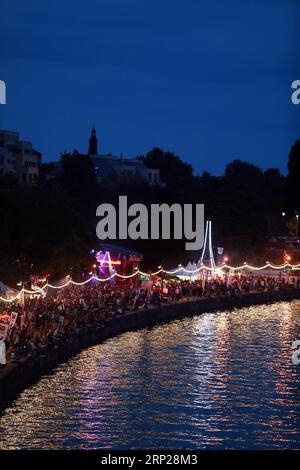 (180825) -- FRANKFURT, 25. Aug. 2018 -- Besucher besuchen das Museum Embankment Festival 2018 in Frankfurt am 24. Aug. 2018. Bei dieser dreitägigen Veranstaltung würdigt Frankfurt seine herrliche Museumslandschaft und die majestätische Wasserstraße mit einer einzigartigen Kombination aus Kultur und Kunst, Musik, Tanz, Theater und Küche. ) DEUTSCHLAND-FRANKFURT-MUSEUM DAMMFEST LuoxHuanhuan PUBLICATIONxNOTxINxCHN Stockfoto