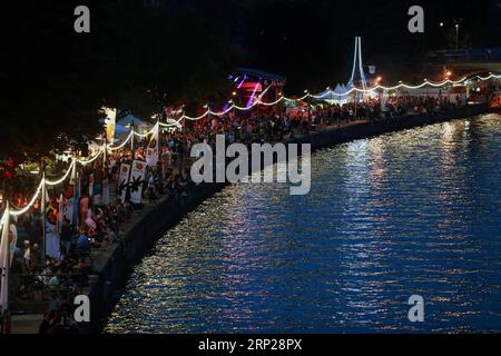 (180825) -- FRANKFURT, 25. Aug. 2018 -- Besucher besuchen das Museum Embankment Festival 2018 in Frankfurt am 24. Aug. 2018. Bei dieser dreitägigen Veranstaltung würdigt Frankfurt seine herrliche Museumslandschaft und die majestätische Wasserstraße mit einer einzigartigen Kombination aus Kultur und Kunst, Musik, Tanz, Theater und Küche. ) DEUTSCHLAND-FRANKFURT-MUSEUM DAMMFEST LuoxHuanhuan PUBLICATIONxNOTxINxCHN Stockfoto