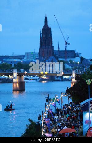 (180825) -- FRANKFURT, 25. Aug. 2018 -- Besucher besuchen das Museum Embankment Festival 2018 in Frankfurt am 24. Aug. 2018. Bei dieser dreitägigen Veranstaltung würdigt Frankfurt seine herrliche Museumslandschaft und die majestätische Wasserstraße mit einer einzigartigen Kombination aus Kultur und Kunst, Musik, Tanz, Theater und Küche. ) DEUTSCHLAND-FRANKFURT-MUSEUM DAMMFEST LuoxHuanhuan PUBLICATIONxNOTxINxCHN Stockfoto