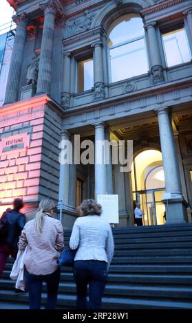 (180825) -- FRANKFURT, 25. Aug. 2018 -- Besucher besuchen das Staedel Museum während des MuseumsEmbankment Festivals 2018 in Frankfurt am 24. Aug. 2018. Bei dieser dreitägigen Veranstaltung würdigt Frankfurt seine herrliche Museumslandschaft und die majestätische Wasserstraße mit einer einzigartigen Kombination aus Kultur und Kunst, Musik, Tanz, Theater und Küche. ) DEUTSCHLAND-FRANKFURT-MUSEUM DAMMFEST LuoxHuanhuan PUBLICATIONxNOTxINxCHN Stockfoto