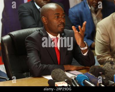 (180825) -- HARARE, 25. August 2018 () -- Simbabwes Oppositionsführer der MDC-Allianz Nelson Chamisa spricht auf einer Pressekonferenz in Harare, Simbabwe, 25. August 2018. Simbabwes wichtigste Oppositionsallianz MDC am Samstag drohte Straßenproteste und forderte einen Wahlsieg, den das Verfassungsgericht abgelehnt hat. Das simbabwische Verfassungsgericht wies am Freitag einen Antrag des Oppositionsführers Nelson Chamisa ab, mit dem das Ergebnis der Präsidentschaftswahl von Präsident Emmerson Mnangagwa im Juli 30 aufgehoben werden sollte. () SIMBABWE-HARARE-MDC ALLIANCE-CHAMISA Xinhua PUBLICATIONxNOTxINxCHN Stockfoto