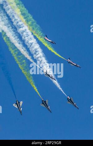 (180826) -- MOSKAU, 26. August 2018 -- die Luftwaffe der Chinesischen Volksbefreiungsarmee (PLA) tritt am 24. August 2018 beim Internationalen Militär- und Technikforum der Armee 2018 am Flughafen Kubinka in der Nähe von Moskau auf. ) (ZXJ) RUSSLAND-KUBINKA FLUGHAFEN-CHINA-AIR FORCE KUNSTFLUGTEAM-LEISTUNG BAIXXUEQI PUBLICATIONXNOTXINXCHN Stockfoto