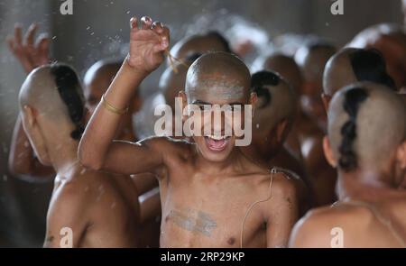 News Bilder des Tages (180826) -- KATHMANDU, 26. August 2018 -- Junge Hindu-Priester nehmen am 26. August 2018 während des Janai-Purnima-Festivals im Pashupatinath-Tempel in Kathmandu, Nepal, ein Bad. Während dieses Festivals nehmen Hindus ein heiliges Bad und führen jährlich einen Wechsel der Janai auf, eine heilige Baumwollschnur, die um ihre Brust getragen oder am Handgelenk gebunden wird, in dem Glauben, dass sie sie schützen und reinigen werden. ) (dtf) NEPAL-KATHMANDU-JANAI PURNIMA-FESTIVAL sunilxsharma PUBLICATIONxNOTxINxCHN Stockfoto