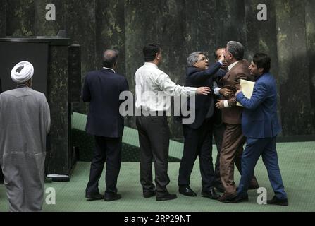 News Bilder des Tages (180826) -- TEHERAN, 26. August 2018 -- Gesetzgeber argumentieren während eines Amtsenthebungsverfahrens vor dem iranischen Parlament in Teheran, Iran, 26. August 2018. Iranische Gesetzgeber haben am Sonntag Minister für Wirtschaft und Finanzen wegen seines Missmanagements der aktuellen Wirtschaftslage verurteilt, berichtete die offizielle IRNA-Nachrichtenagentur. Der ehemalige Minister Massoud Karbasian verlor das Vertrauen in das parlament mit 137 von 260 Stimmen für seine Amtsenthebung. (dtf) IRAN-TEHERAN-WIRTSCHAFT-PARLAMENT-AMTSENTHEBUNG AhmadxHalabisaz PUBLICATIONxNOTxINxCHN Stockfoto