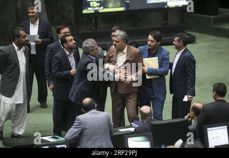 (180826) -- TEHERAN, 26. Aug. 2018 -- Gesetzgeber argumentieren während eines Amtsenthebungsverfahrens vor dem iranischen Parlament in Teheran, Iran, 26. Aug. 2018. Iranische Gesetzgeber haben am Sonntag Minister für Wirtschaft und Finanzen wegen seines Missmanagements der aktuellen Wirtschaftslage verurteilt, berichtete die offizielle IRNA-Nachrichtenagentur. Der ehemalige Minister Massoud Karbasian verlor das Vertrauen in das parlament mit 137 von 260 Stimmen für seine Amtsenthebung. (dtf) IRAN-TEHERAN-WIRTSCHAFT-PARLAMENT-AMTSENTHEBUNG AhmadxHalabisaz PUBLICATIONxNOTxINxCHN Stockfoto