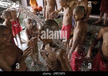 (180826) -- KATHMANDU, 26. August 2018 -- Junge hinduistische Priester nehmen am 26. August 2018 während des Janai Purnima Festivals im Pashupatinath Tempel in Kathmandu, Nepal, ein Bad. Während dieses Festivals nehmen Hindus ein heiliges Bad und führen jährlich einen Wechsel der Janai auf, eine heilige Baumwollschnur, die um ihre Brust getragen oder am Handgelenk gebunden wird, in dem Glauben, dass sie sie schützen und reinigen werden. ) (dtf) NEPAL-KATHMANDU-JANAI PURNIMA-FESTIVAL sulavxshrestha PUBLICATIONxNOTxINxCHN Stockfoto