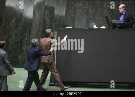 (180826) -- TEHERAN, 26. Aug. 2018 -- Gesetzgeber argumentieren vor dem iranischen Parlament in Teheran, Iran, 26. Aug. 2018. Iranische Gesetzgeber haben am Sonntag Minister für Wirtschaft und Finanzen wegen seines Missmanagements der aktuellen Wirtschaftslage verurteilt, berichtete die offizielle IRNA-Nachrichtenagentur. Der ehemalige Minister Massoud Karbasian verlor das Vertrauen in das parlament mit 137 von 260 Stimmen für seine Amtsenthebung. (dtf) IRAN-TEHERAN-WIRTSCHAFT-PARLAMENT-AMTSENTHEBUNG AhmadxHalabisaz PUBLICATIONxNOTxINxCHN Stockfoto