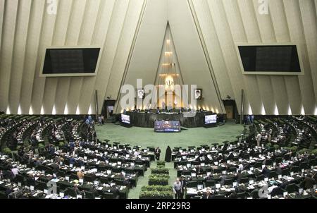 (180826) -- TEHERAN, 26. August 2018 -- die Abgeordneten nehmen am iranischen Parlament in Teheran, Iran, 26. August 2018, Teil. Iranische Gesetzgeber haben am Sonntag Minister für Wirtschaft und Finanzen wegen seines Missmanagements der aktuellen Wirtschaftslage verurteilt, berichtete die offizielle IRNA-Nachrichtenagentur. Der ehemalige Minister Massoud Karbasian verlor das Vertrauen in das parlament mit 137 von 260 Stimmen für seine Amtsenthebung. (dtf) IRAN-TEHERAN-WIRTSCHAFT-PARLAMENT-AMTSENTHEBUNG AhmadxHalabisaz PUBLICATIONxNOTxINxCHN Stockfoto