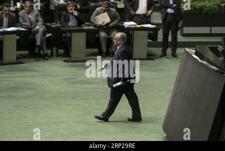 News Bilder des Tages (180826) -- TEHERAN, 26. August 2018 -- Massoud Karbasian verlässt das parlament, nachdem er sich wegen seines Amtsenthebungsverfahrens vor dem iranischen Parlament in Teheran, Iran, am 26. August 2018, geäußert hat. Iranische Gesetzgeber haben am Sonntag Minister für Wirtschaft und Finanzen wegen seines Missmanagements der aktuellen Wirtschaftslage verurteilt, berichtete die offizielle IRNA-Nachrichtenagentur. Der ehemalige Minister Massoud Karbasian verlor das Vertrauen in das parlament mit 137 von 260 Stimmen für seine Amtsenthebung. (dtf) IRAN-TEHERAN-WIRTSCHAFT-PARLAMENT-AMTSENTHEBUNG AhmadxHalabisaz PUBLICATIONxNOTxINxCHN Stockfoto