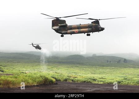 (180826) -- GOTEMBA, 26. August 2018 -- Einheiten der japanischen Bodenselbstverteidigungskräfte nehmen am 26. August 2018 an einer jährlichen Militärübung in Gotemba in der Präfektur Shizuoka, Japan, Teil. ) (dtf) JAPAN-GOTEMBA-LIVE-FIRE-MILITÄRBOHRMASCHINE DuxXiaoyi PUBLICATIONxNOTxINxCHN Stockfoto