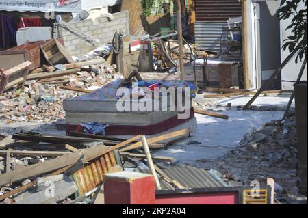 News Bilder des Tages (180826) -- LOMBOK, 26. August 2018 -- Dorfbewohner ruhen sich auf einem Bett in einem beschädigten Haus in Lombok, Indonesien, 26. August 2018. ) (dtf) INDONESIEN-LOMBOK-ERDBEBEN-ERHOLUNG Zulkarnain PUBLICATIONxNOTxINxCHN Stockfoto