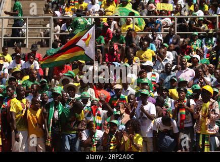 (180826) -- HARARE, 26. August 2018 -- Menschen feiern während der Amtseinführung von Simbabwes Präsident Emmerson Mnangagwa im National Sports Stadium in Harare, Simbabwe, 26. August 2018. Emmerson Mnangagwa wurde am Sonntag für seine erste fünfjährige Amtszeit als Präsident Simbabwes von Chief Justice Luke Malaba vereidigt. (Djj) AMTSEINFÜHRUNG DES PRÄSIDENTEN VON SIMBABWE-HARARE ShaunxJusa PUBLICATIONxNOTxINxCHN Stockfoto