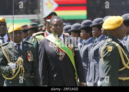 (180826) -- HARARE, 26. August 2018 -- Präsident Simbabwes Emmerson Mnangagwa (C) inspiziert die Nationalen Verteidigungskräfte bei seiner Einweihung im Nationalen Sportstadion in Harare, Simbabwe, 26. August 2018. Emmerson Mnangagwa wurde am Sonntag für seine erste fünfjährige Amtszeit als Präsident Simbabwes von Chief Justice Luke Malaba vereidigt. (Djj) SIMBABWE-HARARE-PRÄSIDENT-AMTSEINFÜHRUNG ZhangxYuliang PUBLICATIONxNOTxINxCHN Stockfoto