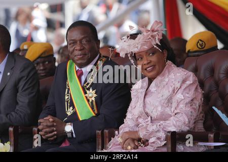 News Bilder des Tages (180826) -- HARARE, 26. August 2018 -- Präsident Simbabwes Emmerson Mnangagwa (L) nahm an seiner Einweihung im National Sports Stadium in Harare, Simbabwe, am 26. August 2018 Teil. Emmerson Mnangagwa wurde am Sonntag für seine erste fünfjährige Amtszeit als Präsident Simbabwes von Chief Justice Luke Malaba vereidigt. (Djj) SIMBABWE-HARARE-PRÄSIDENT-AMTSEINFÜHRUNG ZhangxYuliang PUBLICATIONxNOTxINxCHN Stockfoto