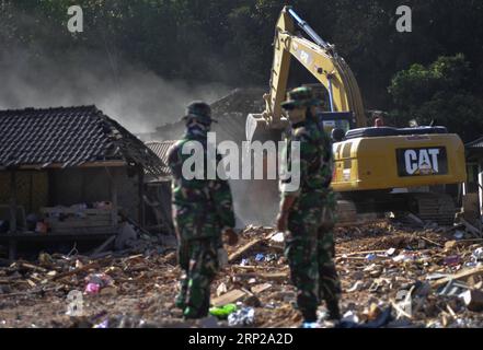 (180826) -- LOMBOK, 26. Aug. 2018 -- indonesische Soldaten räumen Trümmer aus einem beschädigten Haus, nachdem mehrere starke Beben in Lombok, Indonesien, 26. Aug. 2018 getroffen wurden. ) (dtf) INDONESIEN-LOMBOK-ERDBEBEN-ERHOLUNG Zulkarnain PUBLICATIONxNOTxINxCHN Stockfoto