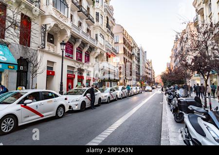 Madrid, Spanien - 17. FEBRUAR 2022: Allgemeine Architektur und Blick auf die Straße von Madrid, der Hauptstadt Spaniens. Stockfoto