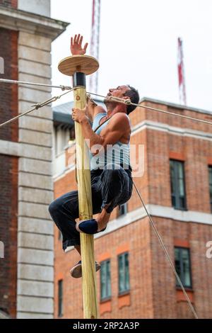 Joan Català spielt Pelat als Teil der City of London Bartholomew Fair. Stockfoto