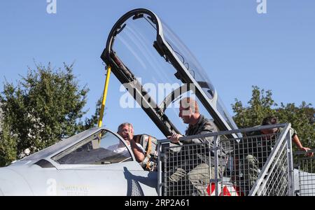 (180826) -- BERLIN, 26. Aug. 2018 -- Ein Besucher sitzt im Cockpit eines Kampfflugzeugs während des Tag der offenen Tür der Bundesregierung am 26. Aug. 2018 im Bundesministerium der Verteidigung in Berlin, der Hauptstadt Deutschlands. Wichtige politische Institutionen der deutschen Bundesregierung, darunter auch das Bundeskanzleramt, wurden am Samstag und Sonntag der Öffentlichkeit zugänglich gemacht. DEUTSCHLAND-BERLIN-BUNDESREGIERUNG TAG DER OFFENEN TÜR SHANXYUQI PUBLICATIONXNOTXINXCHN Stockfoto