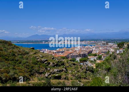 Roses mit dem Golf von Roses, in der Nähe von Girona, Katalonien, Costa Brava, Spanien Stockfoto