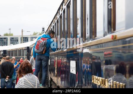 (180826) -- BUDAPEST, 26. Aug. 2018 -- am 26. Aug. 2018 besuchen Menschen Autos des Venice Simplon Orient Express im Ungarischen Eisenbahnmuseum in Budapest, Ungarn. Venice Simplon Orient Express ist ein privater Luxuszug, der durch Europa fährt. Der Zug blieb einen Tag in Budapest am Sonntag und wurde teilweise für Besucher des Ungarischen Eisenbahnmuseums geöffnet. UNGARN-BUDAPEST-ORIENT EXPRESS-BESUCH AttilaxVolgyi PUBLICATIONxNOTxINxCHN Stockfoto