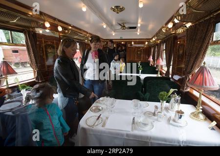 (180826) -- BUDAPEST, 26. Aug. 2018 -- am 26. Aug. 2018 besuchen Menschen Autos des Venice Simplon Orient Express im Ungarischen Eisenbahnmuseum in Budapest, Ungarn. Venice Simplon Orient Express ist ein privater Luxuszug, der durch Europa fährt. Der Zug blieb einen Tag in Budapest am Sonntag und wurde teilweise für Besucher des Ungarischen Eisenbahnmuseums geöffnet. UNGARN-BUDAPEST-ORIENT EXPRESS-BESUCH AttilaxVolgyi PUBLICATIONxNOTxINxCHN Stockfoto