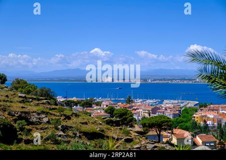 Roses mit dem Golf von Roses, in der Nähe von Girona, Katalonien, Costa Brava, Spanien Stockfoto