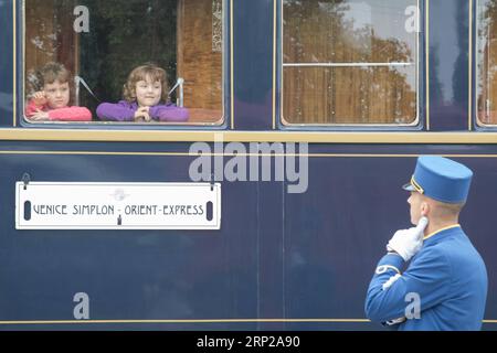 (180826) -- BUDAPEST, 26. August 2018 -- Ein Verwalter beobachtet Kinder, die am 26. August 2018 Autos des Venice Simplon Orient Express im Ungarischen Eisenbahnmuseum in Budapest, Ungarn, besuchen. Venice Simplon Orient Express ist ein privater Luxuszug, der durch Europa fährt. Der Zug blieb einen Tag in Budapest am Sonntag und wurde teilweise für Besucher des Ungarischen Eisenbahnmuseums geöffnet. UNGARN-BUDAPEST-ORIENT EXPRESS-BESUCH AttilaxVolgyi PUBLICATIONxNOTxINxCHN Stockfoto