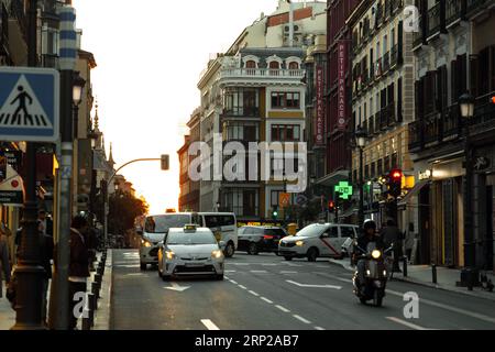 Madrid, Spanien - 17. FEBRUAR 2022: Allgemeine Architektur und Blick auf die Straße von Madrid, der Hauptstadt Spaniens. Stockfoto