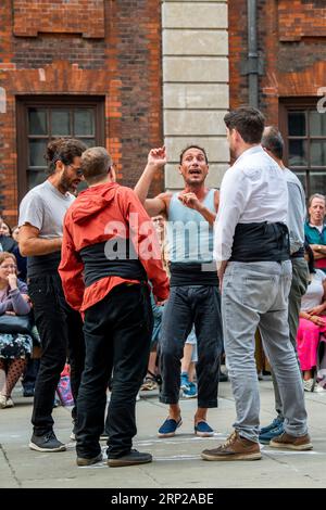 Joan Català spielt Pelat als Teil der City of London Bartholomew Fair. Stockfoto