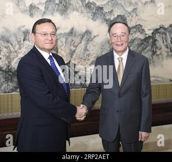 (180827) -- PEKING, 27. August 2018 -- der chinesische Vizepräsident Wang Qishan (R) trifft sich mit dem peruanischen Außenminister Nestor Francisco Popolizio Bardales in Peking, der Hauptstadt Chinas, am 27. August 2018. ) (mp) CHINA-BEIJING-WANG QISHAN-PERUVIAN FM-MEETING (CN) ZhangxLing PUBLICATIONxNOTxINxCHN Stockfoto